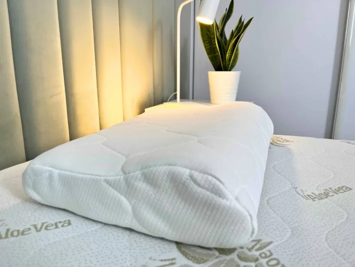 poduszka termoelastyczna na łóżku