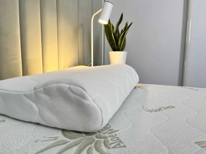 poduszka z pianki termoelastycznej na łóżku