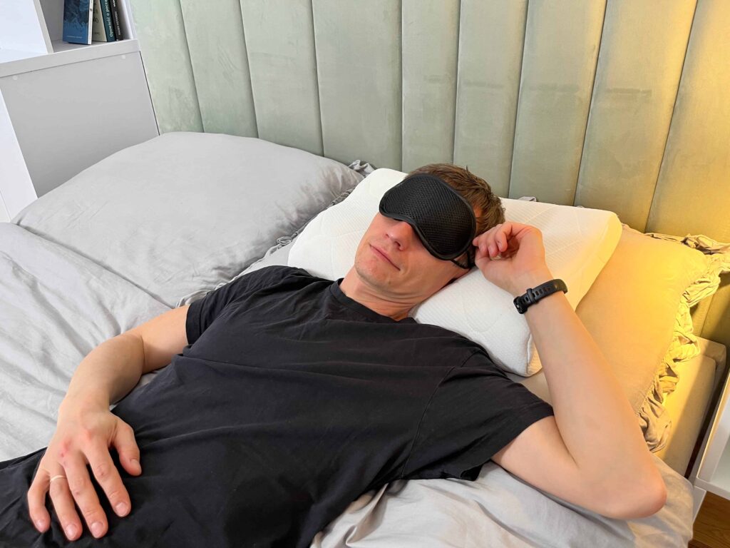 opaska do spania i poduszka z pianki termoelastycznej - mężczyzna
